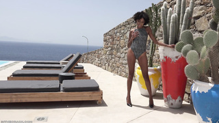 InTheCrack E Luna Corazon Mykonos