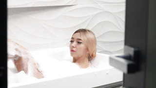 Nubiles Di Bubble Bath