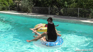 JacquieEtMichelTV Marie Treats Candie FRENCH