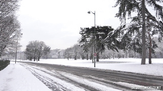 JacquieEtMichelTV Laura Two Guys In The Snow FRENCH