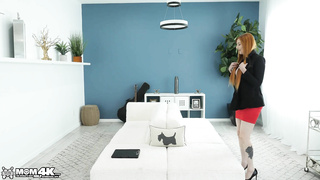 MomK Lauren Phillips Making The Sale