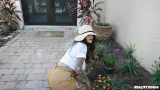 MilfHunter Arabelle Raphael Hunting The Horny Gardener